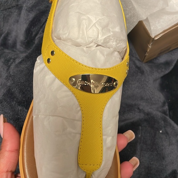 Michael kors mk plate thong golden yellow . - Picture 3 of 6